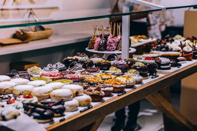 boulangerie-BIOT-min_shop_dessert_pastry_bakery_counter-184398